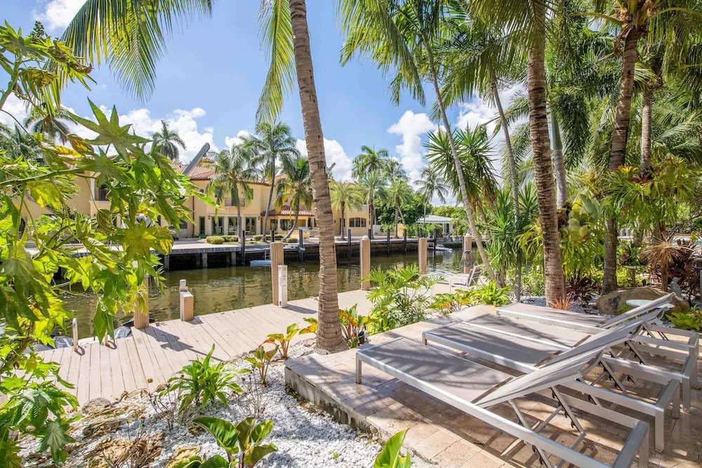 The House of 425 Coral Way 5 Bedrooms 4.5 Bathrooms Home