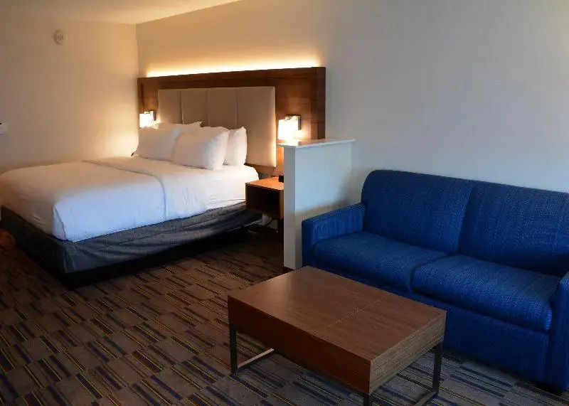 Holiday Inn Express and Suites Pittsburgh - Monroe