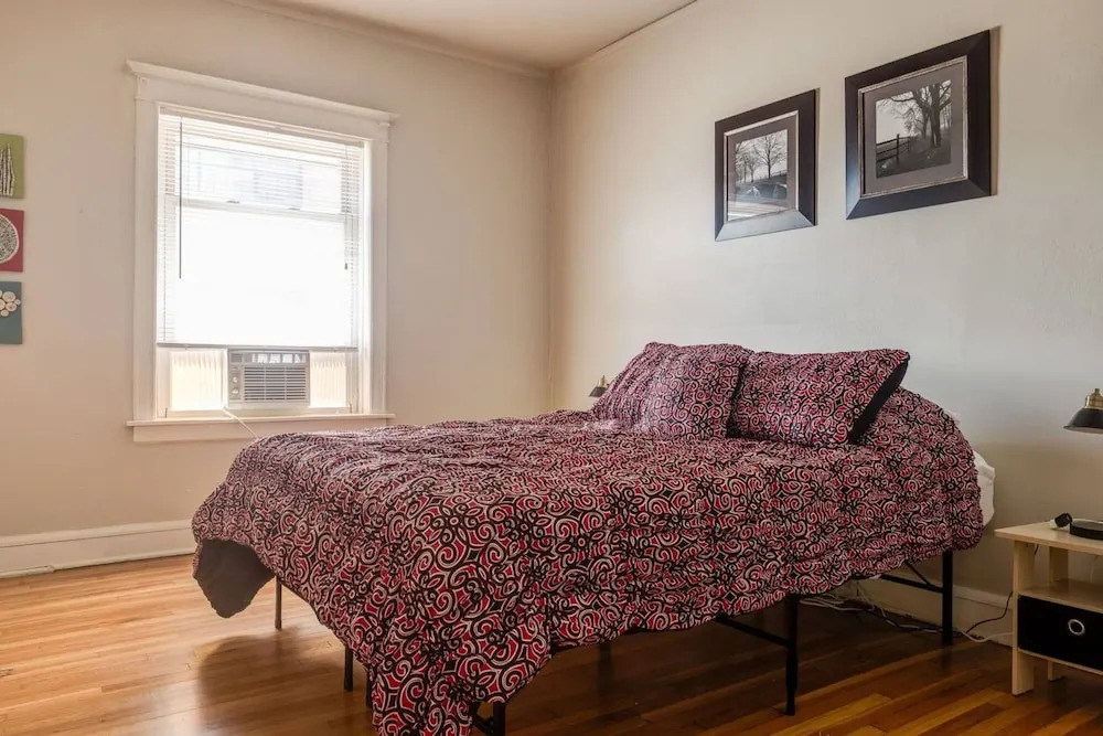 Lively 1 Bedroom Apt Near Lake