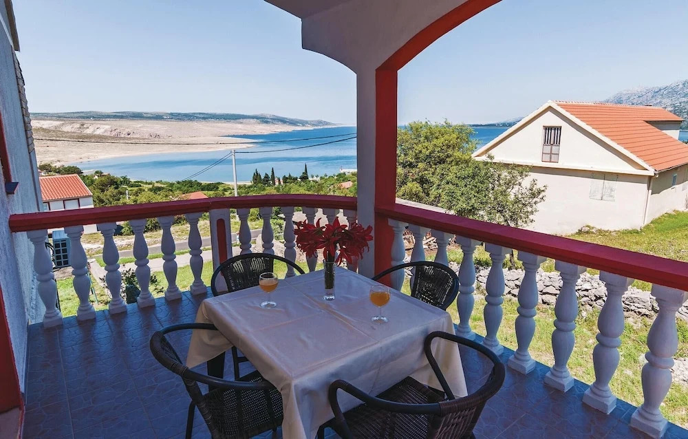 Five-Bedroom Holiday Home In Rovanjska