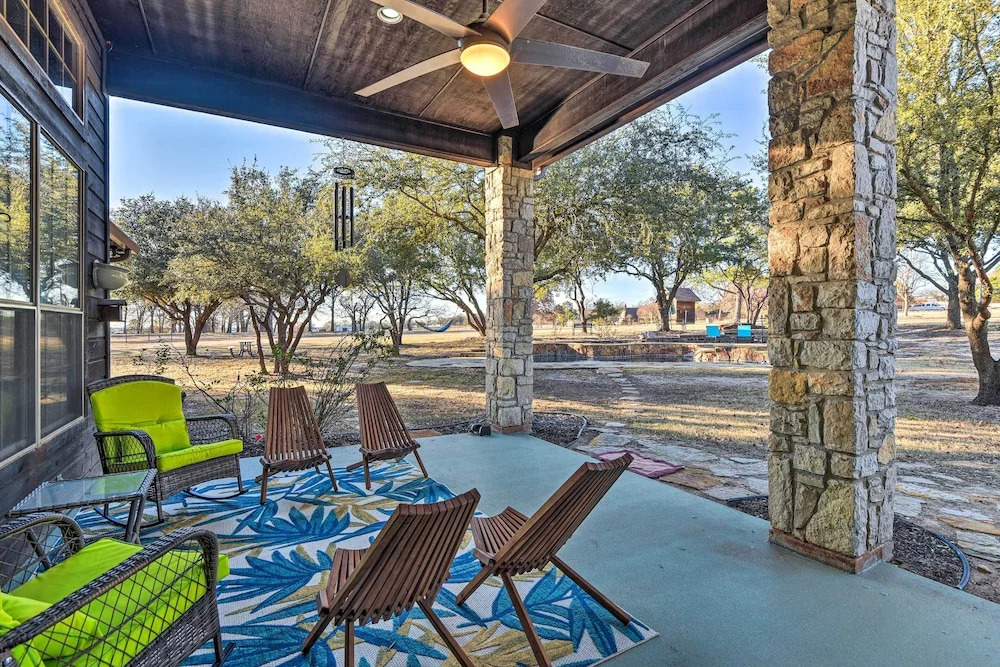 Private Pool Spacious and Vibrant Argyle Villa!