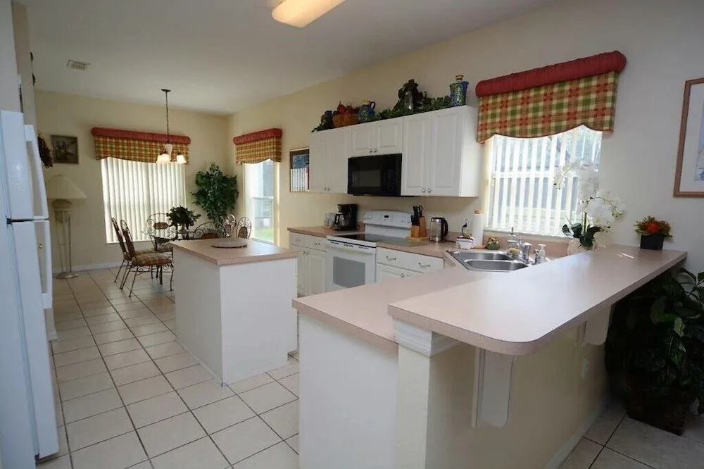 86340 2-story Pristine 4-bed Pool Home W/hot Tub & Balcony