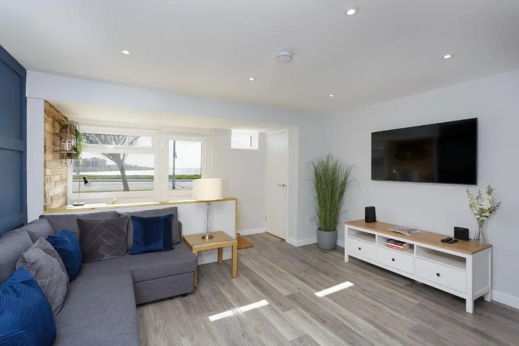 Oliverball Serviced Apartments - Castle View - Port Solent Stunning Waterfront House