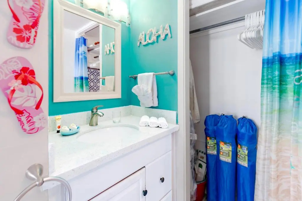 Beautifully Remodeled Studio in the Aloha Surf in Waikiki - 15th Floor - Mountain and Partial Ocean Views