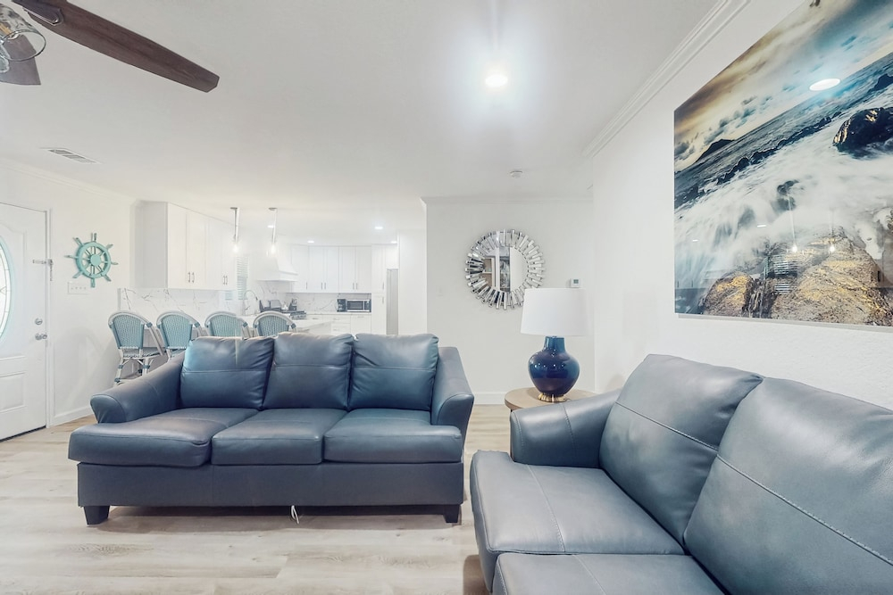 3BR Coastal Home w/ Coastal Design- Steps to Sand