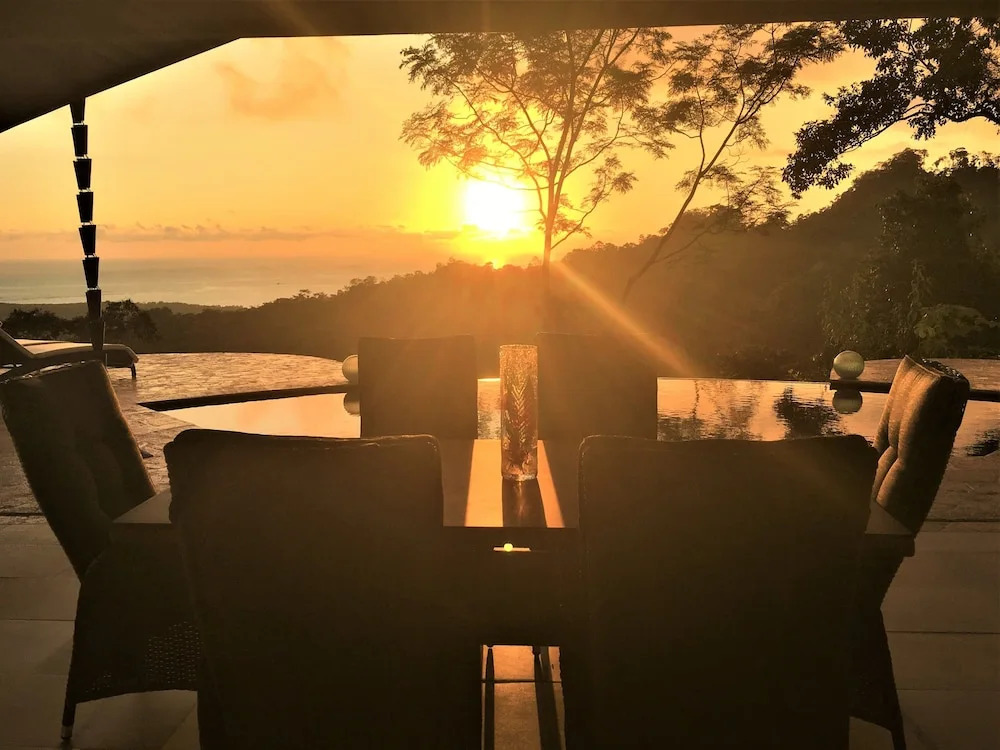 Golden Pineapple Villas-Adults Only