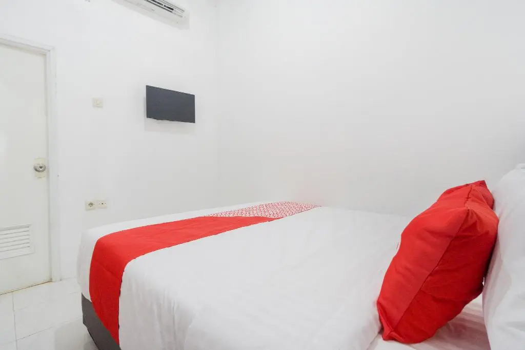 RedDoorz Syariah near PGC Cililitan