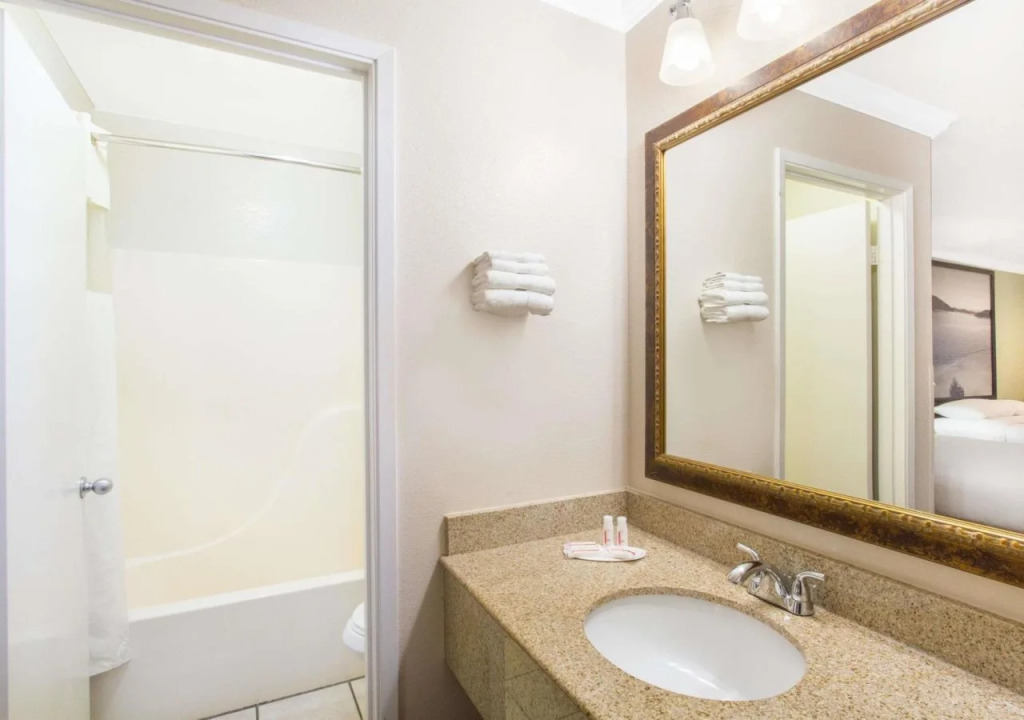 Upper Lake Inn & Suites