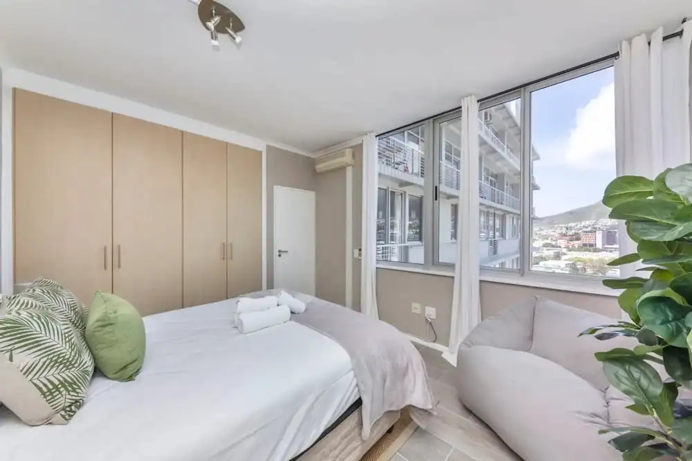 Picturesque 2BD Apartment With Table Mountain View