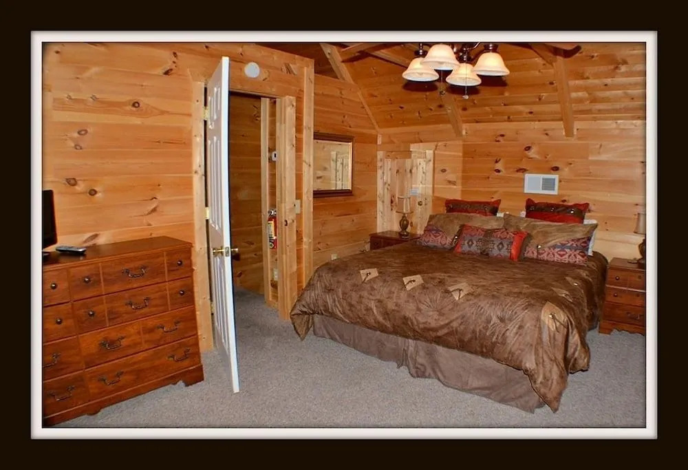 Bearly Hidden Ridge 5 Bedroom Cabin by RedAwning