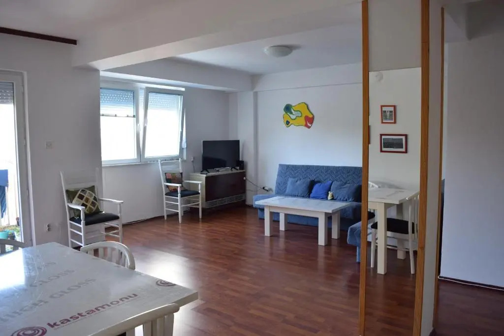 Two bedroom apartment near centre