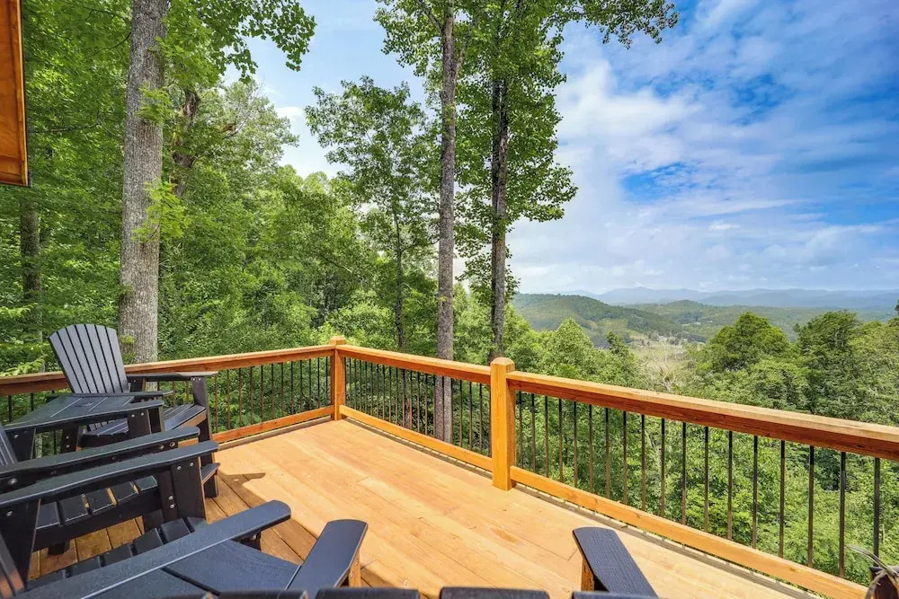 Mountain-view Fleetwood Retreat w/ Deck & Grill