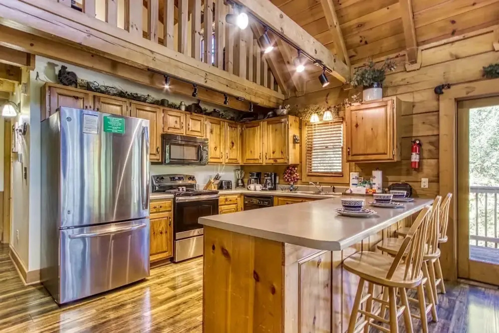 ER254 - Hibernation Hideaway Great Location - Close To Town! 5 Bedroom Cabin by RedAwning