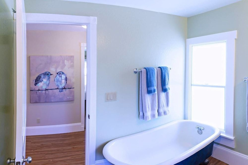 Pioneer House - North Suite