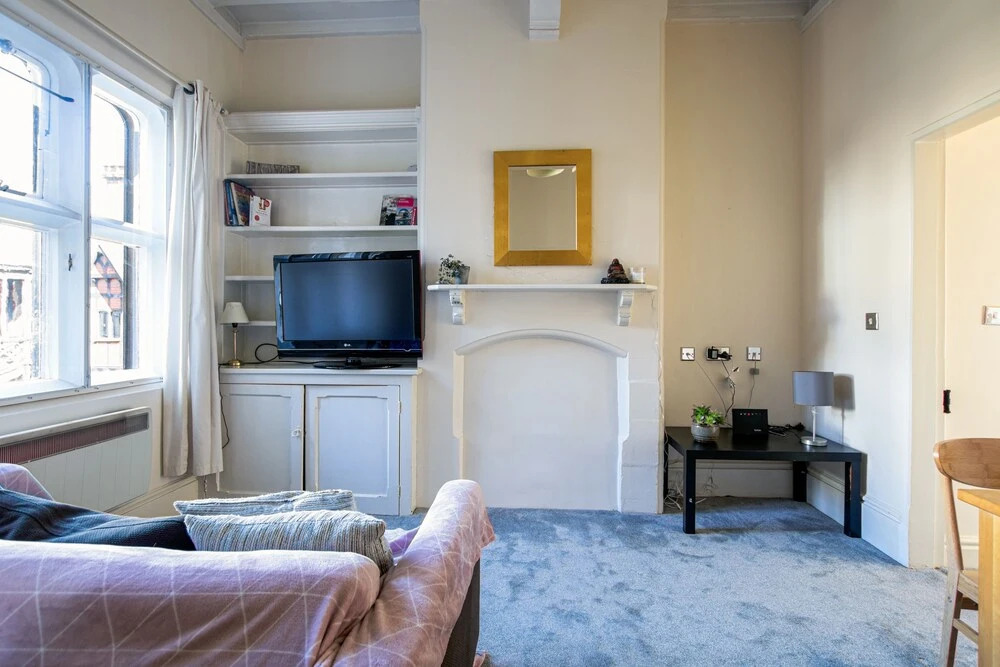 Centrally-located Flat in Stunning Period Building