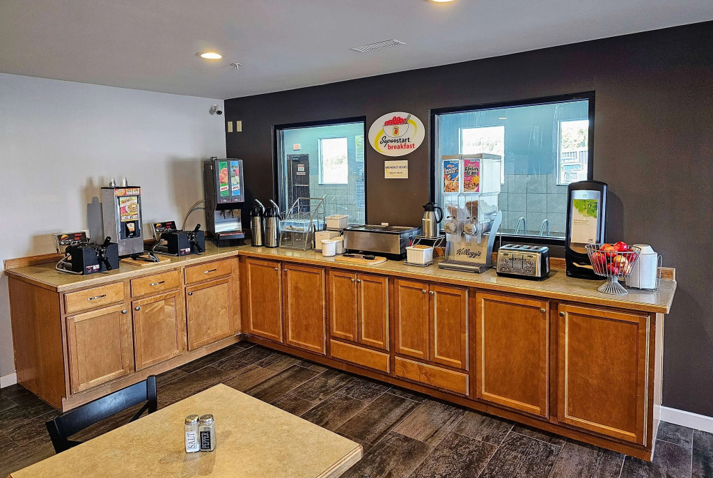 Super 8 by Wyndham Cloverdale IN