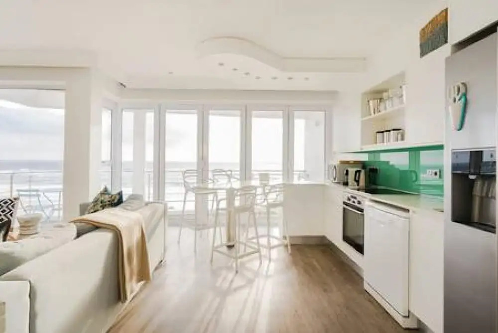 Beautiful Holiday Apartment Overlooking the Beach Modoco