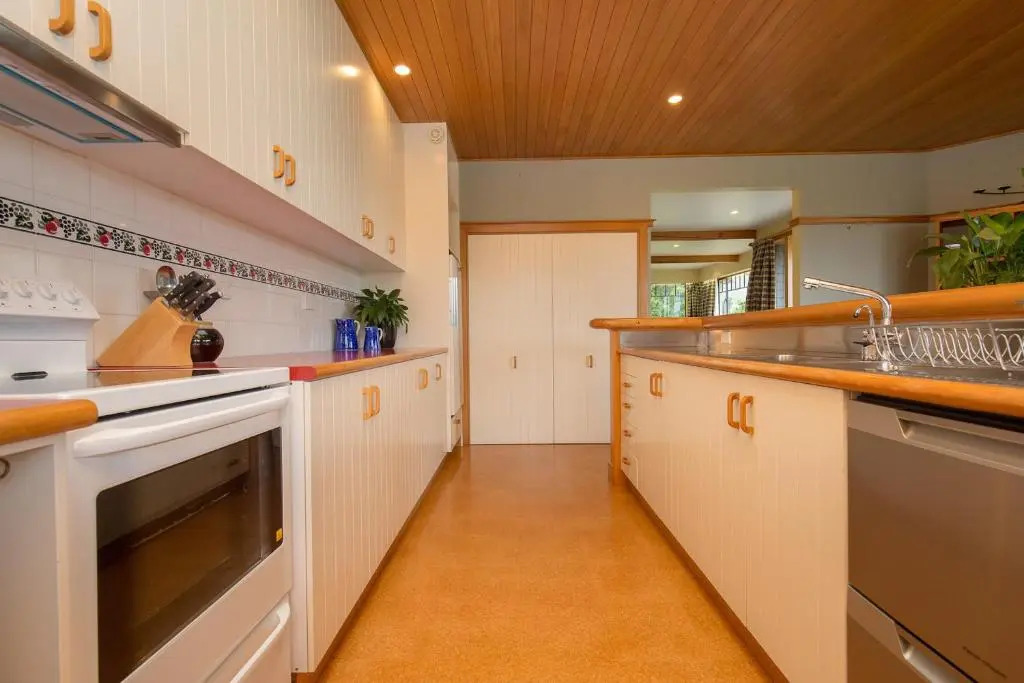 Bullock Creek Chalet - Sleeps 8 - Lake & Mountain Views - Private & Secluded