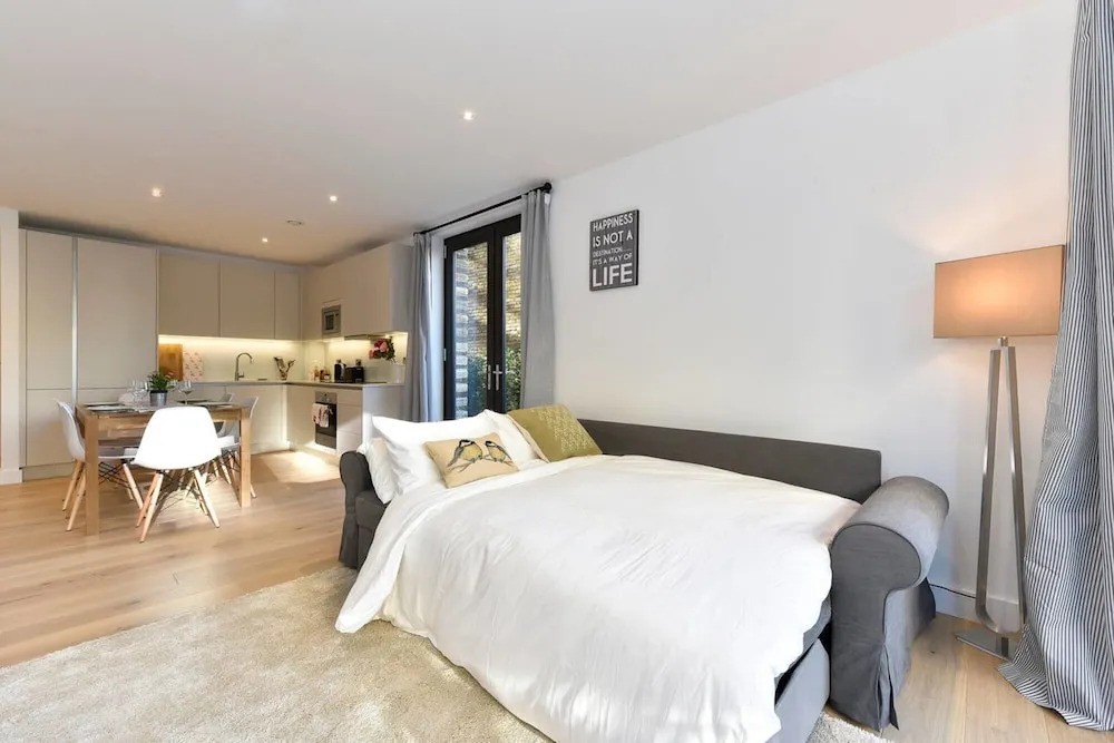 Bright, Spacious 2 bed Flat in Battersea, Sleeps 6
