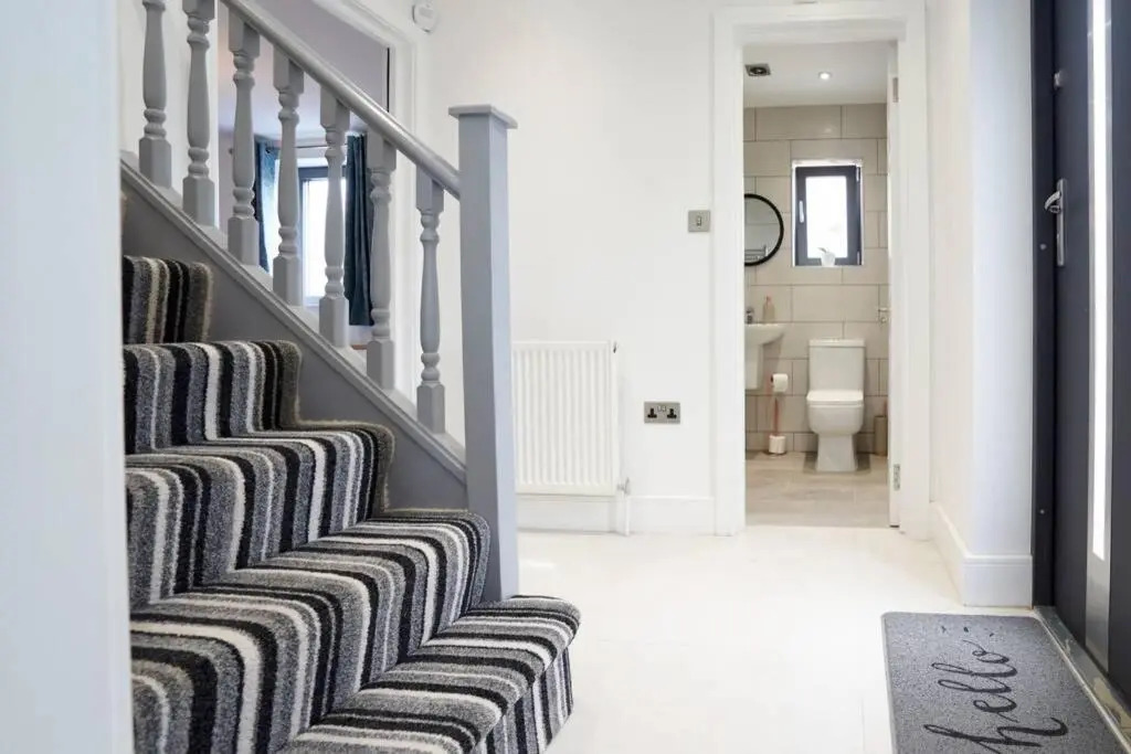 Home From Home - 4 Double Bed House with Parking