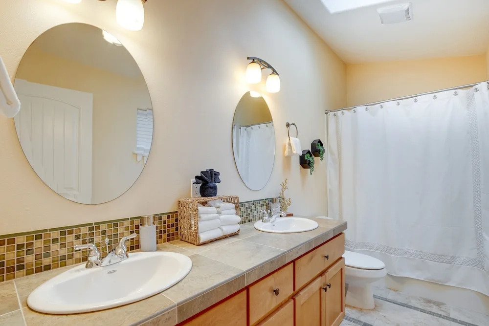 Cozy Waldport Vacation Rental: Steps From the Bay!