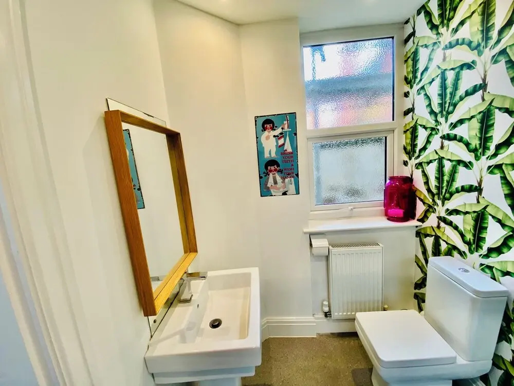Blackpool - 4 Beds - Sleeps 10 - Pet Friendly