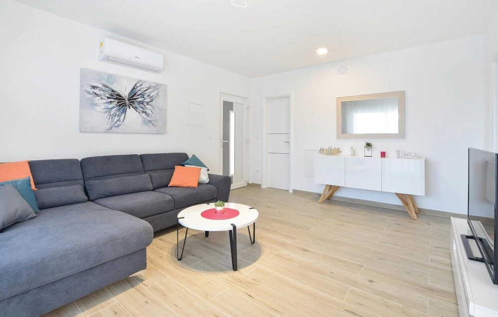 Ten-Bedroom Holiday Home In Razanj