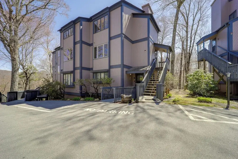 Sugar Mountain Base: Walk to the Slopes!