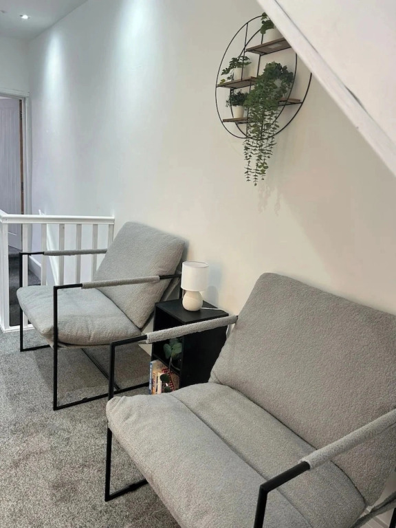 House Sleeps 8 With Garden