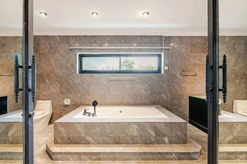 Splash Pool Villa-pattaya 5 BR Luxury Private Party Villa