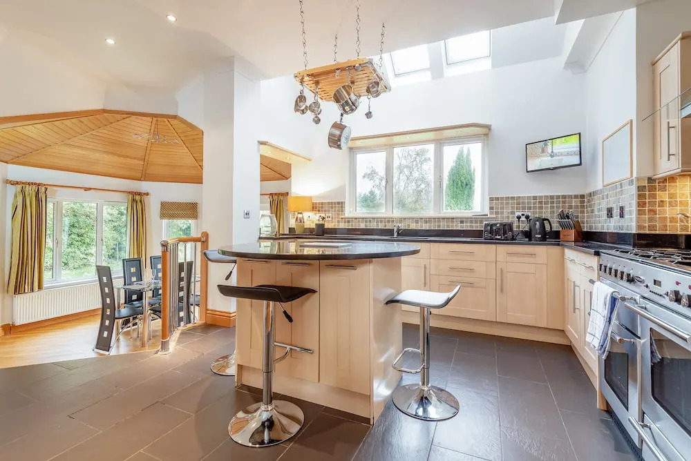 Luxury 6 Bed House With Pool