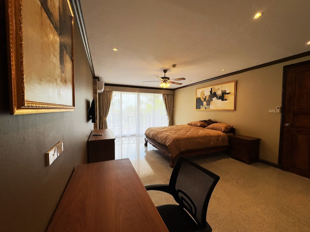 Spacious 2BR Corner Condo - Garden View Balcony - Royal Hill Resort