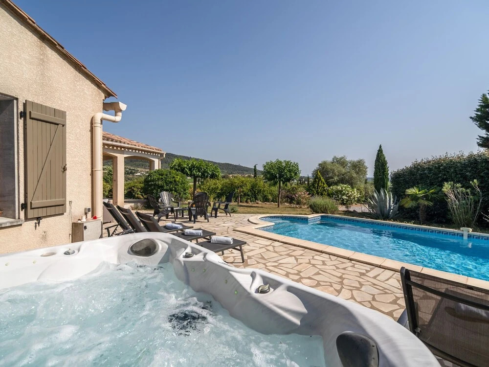 Relaxing Villa Near Lake & Beaches