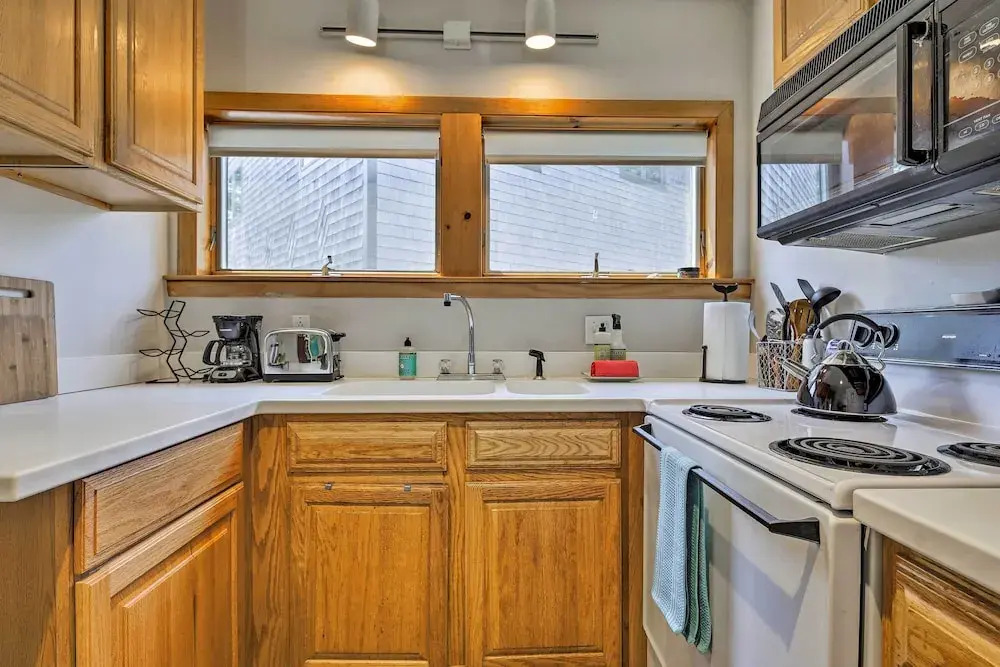 Great for Couples! Cape Cod Cottage 2 Mi to Beach