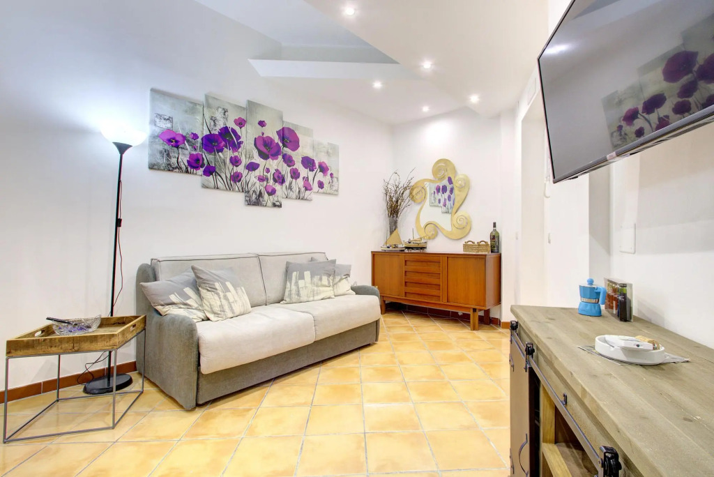 VOMERO-ROSSINI restored, 4 pax, 2 bath, wifi, aircond