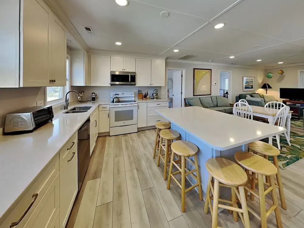 Lindy-B by Topsail Realty