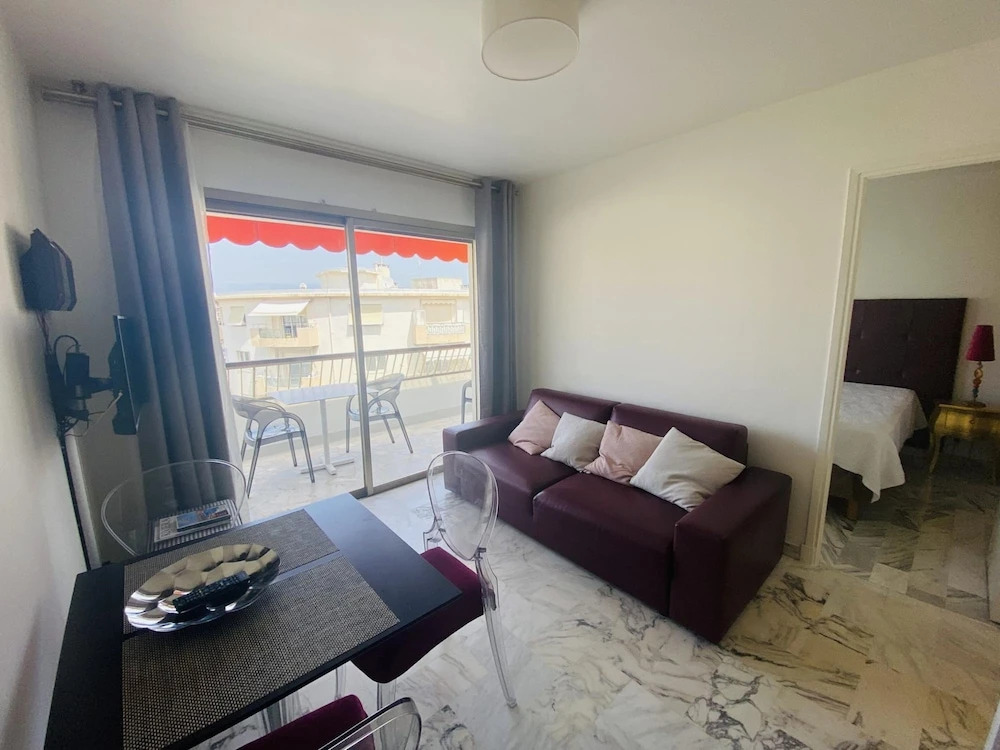 Stylish one Bedroom Apartment in Central Cannes Just off the Croisette and Near Beaches - 680