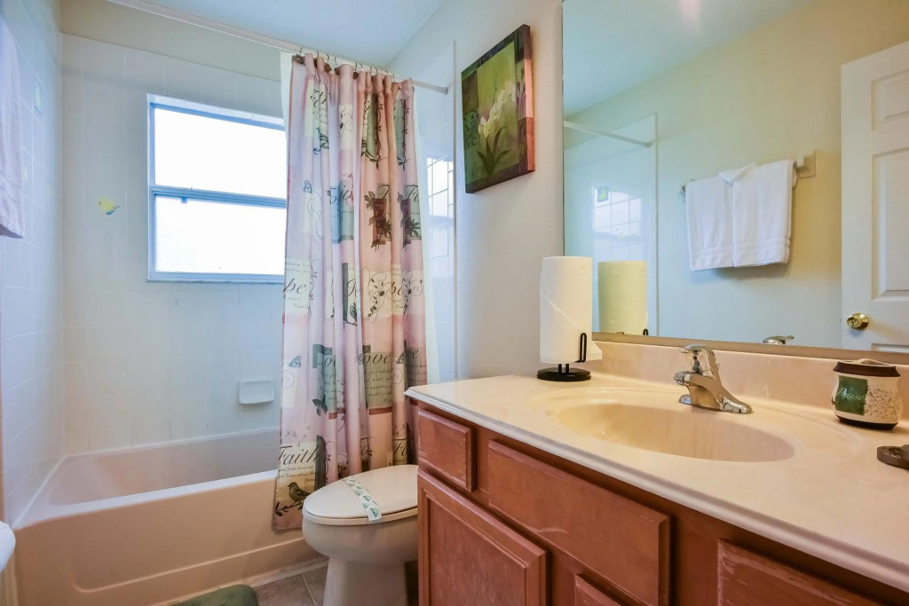 8BR -private swimming pool -gated resort community -suitable for family & group getaways -5 miles to Disney