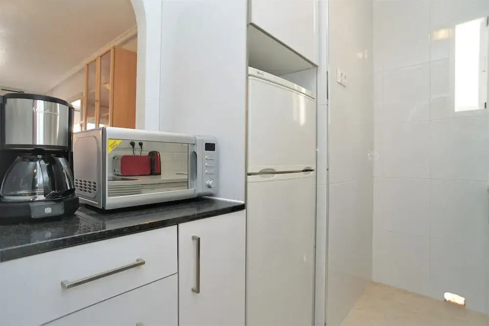 7 Mins From The Beach, Shared Pool Free Wifi