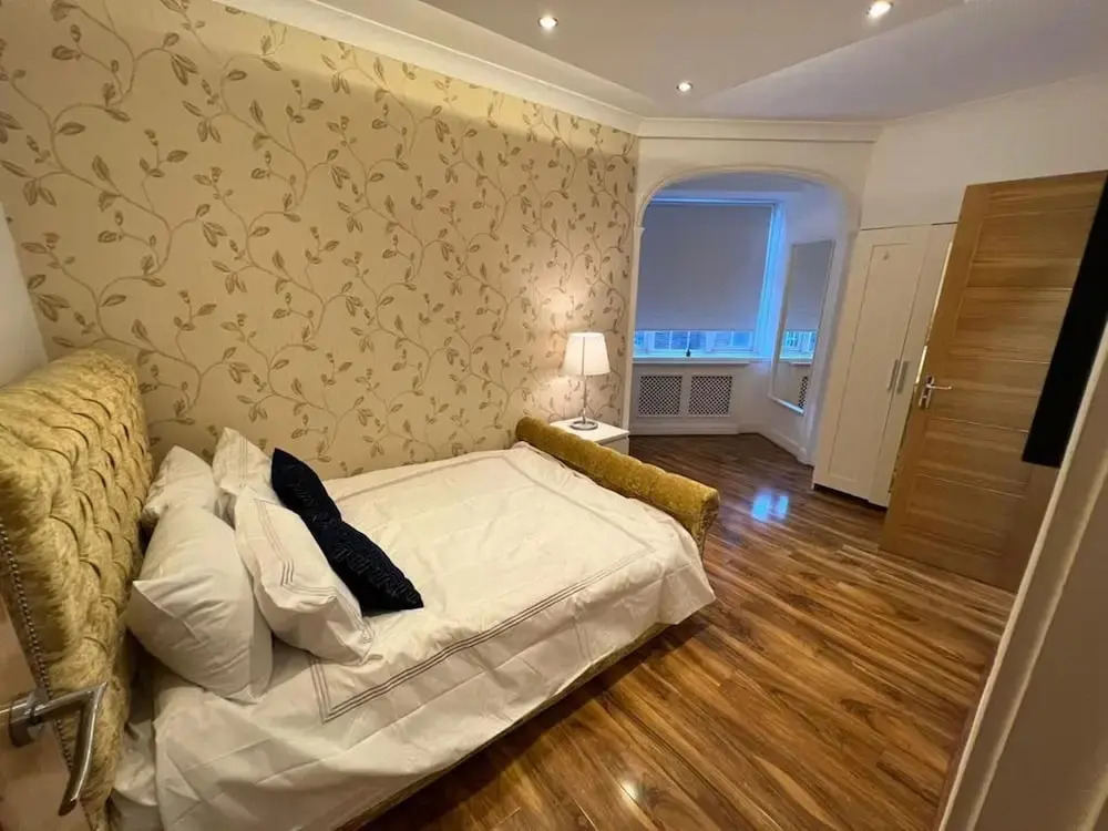 Captivating 4-bed Apartment in London