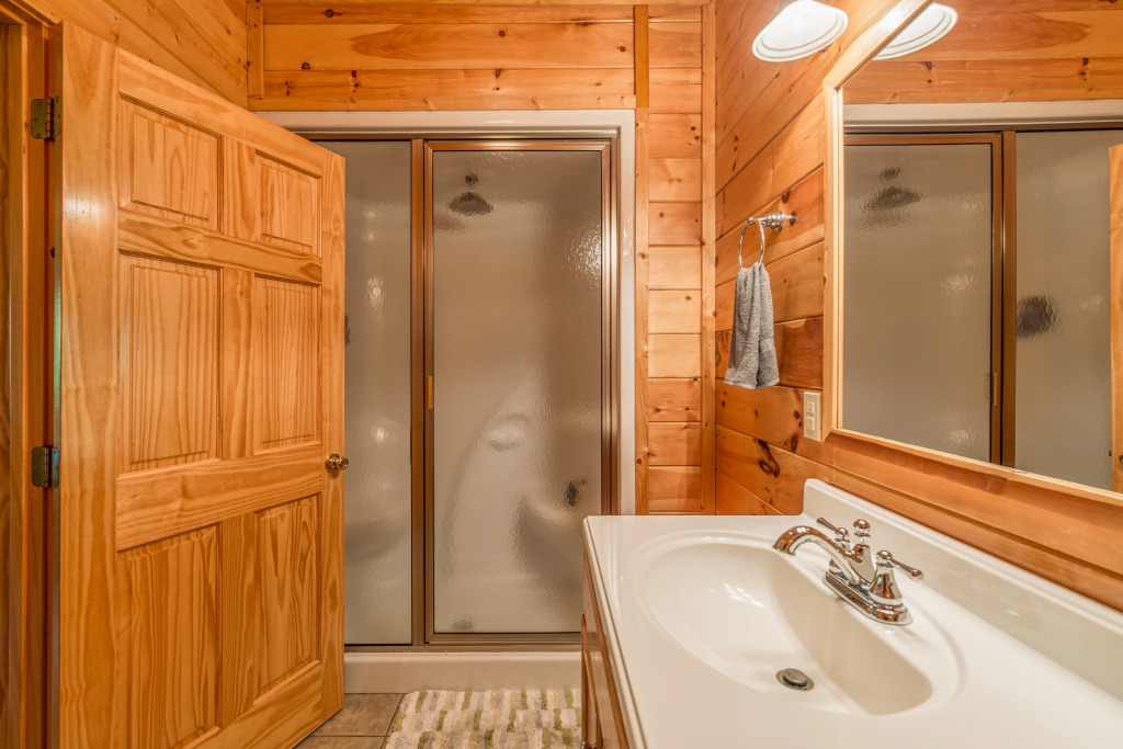 Bear Essentials Lodge Hot Tub Game Room Steam Showers and Community Pool