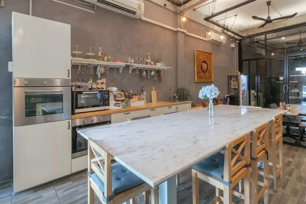 M Gray Hostel & Cafe