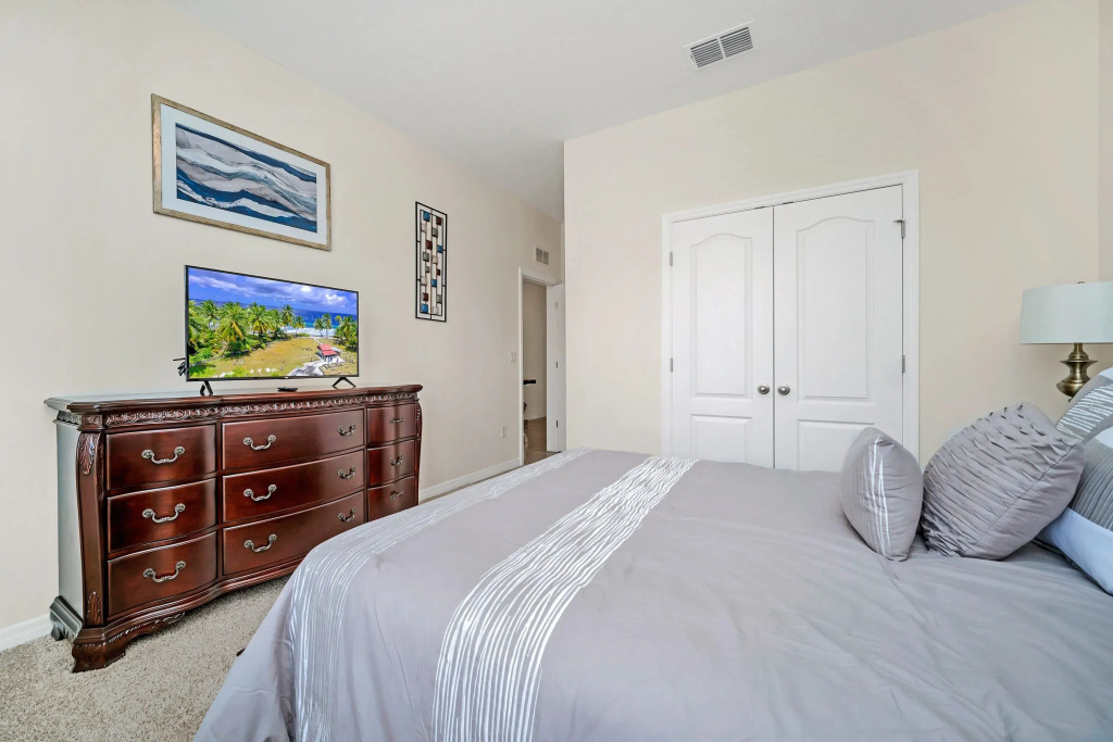 Upstay - Lrg Family Home w Private Pool   Hot Tub, Davenport