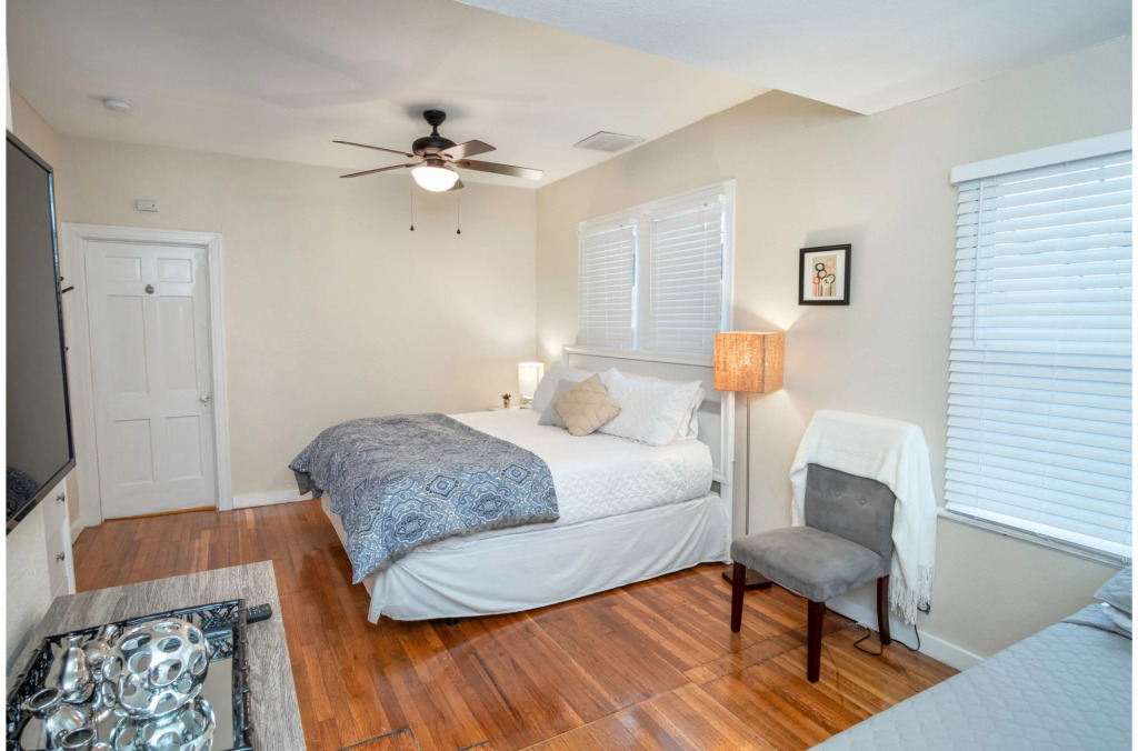 The Highland House 5BR Huge Patio 2 miles to DT