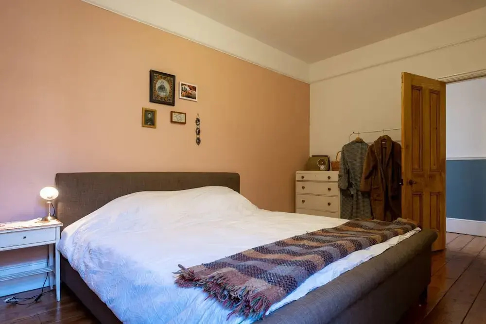 Airy and Tasteful 3 Bedroom Apartment in Five Ways Area