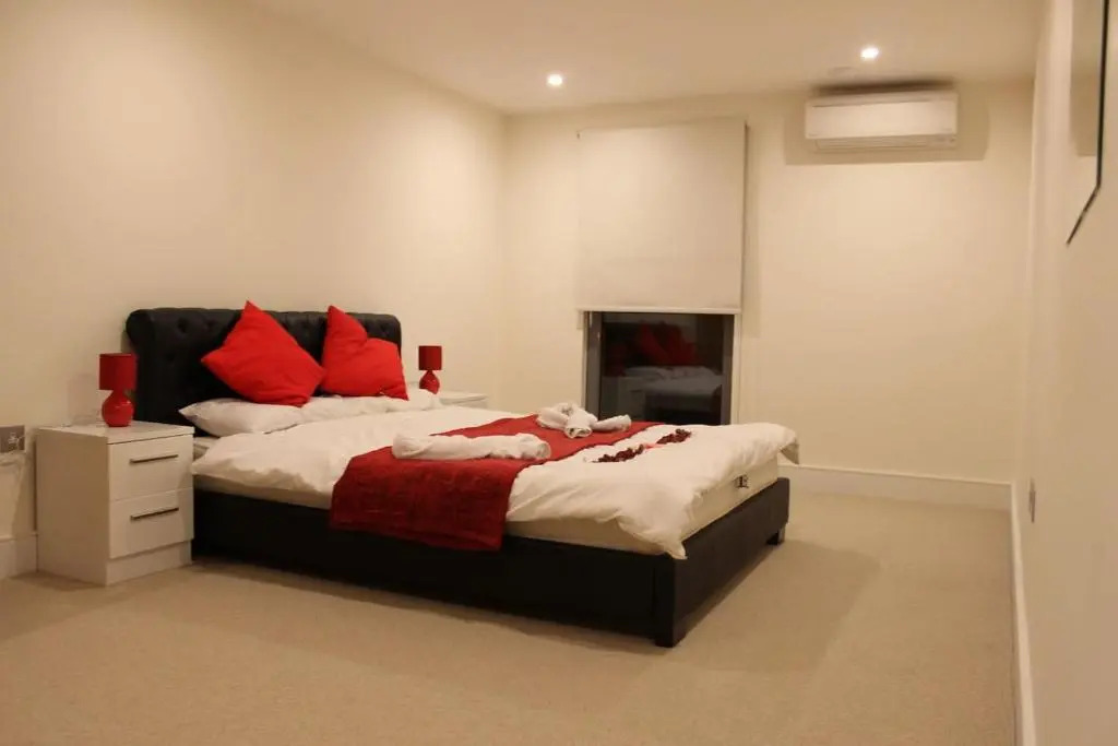 Stylish 3 Bed 2 Bath Apartment Hyde Park