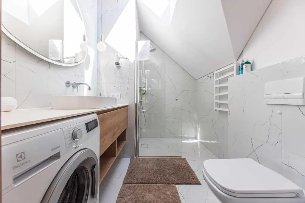 HolidayPlus Multiple Apartments, By Cohost