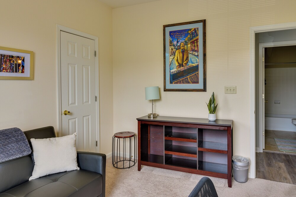 Mount Pleasant Condo w/ Pool & Bikes: Near Beach!