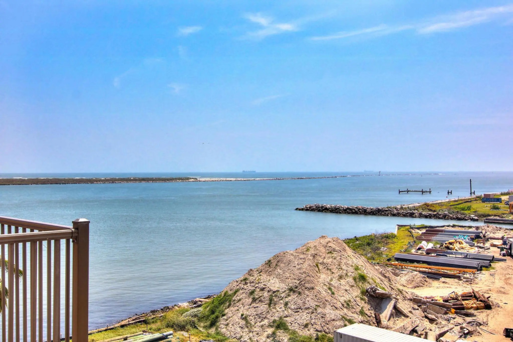 Channelview 305