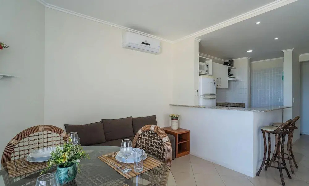 Beachfront Condominium w/ Pool in Morro das Pedras - Pros